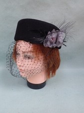 Chapeau ancien à plumes / fleurs  feutre