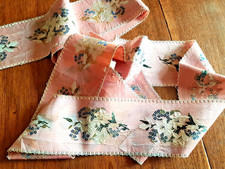 Ruban fin XVIIIe début XIXe  en soie brodé de fleurs - 240 cm x 8 cm