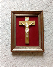 Crucifix cadre doré velours rouge