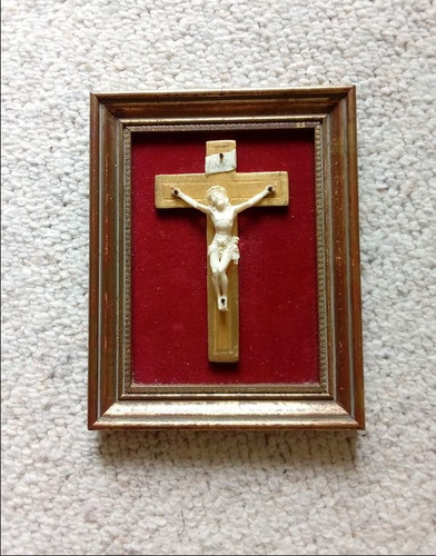 Crucifix cadre doré velours
