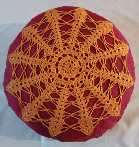 Coussin rond décoratif - ,, fait