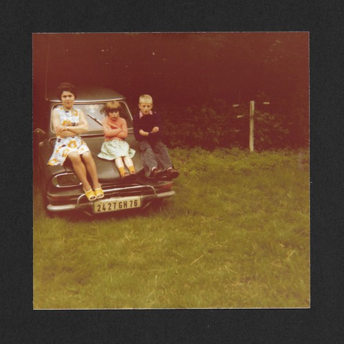 Mère enfants assis voiture
