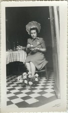 PHOTO ANCIENNE - VINTAGE SNAPSHOT - FEMME CHAPEAU CATHERINETTE FLEURS CAFÉ - HAT