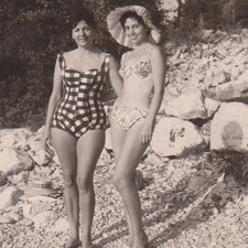Jolies femmes posant en