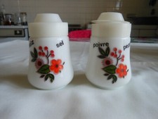 2 petits pots à condiments sel ,  poivre en verre opaline  Vintage