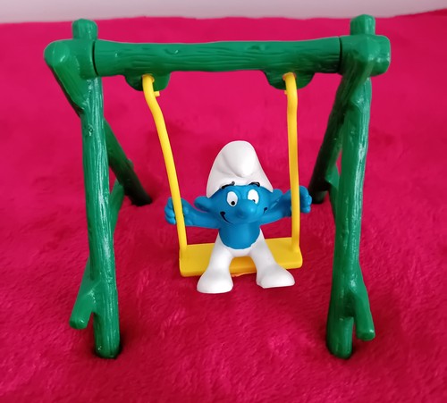 Schtroumpf sur balançoire - sur,