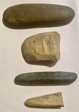 4 artefacts préhistoriques, néolithique 2 haches polies ,1 silex ,1 fossile
