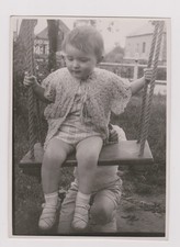 photo ancienne ?️ enfant sur balançoire, jardin familial années 50
