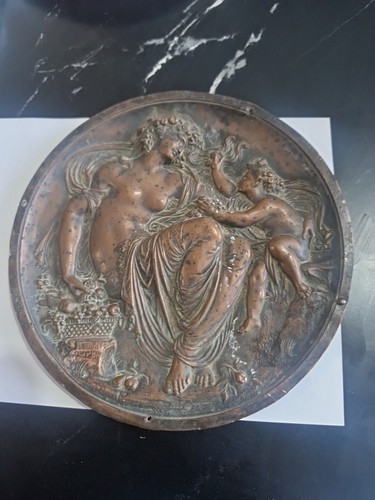 Bas relief rond - en, cuivre
