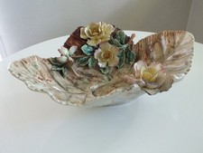 Exceptionnelle coupe à fruits, barbotine signée BY (Fives Lille ?)