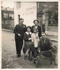 ANCIENNE PHOTO 1932 SANVIC GROUPE DEVANT LA CLINIQUE VETERINAIRE EUZIERE