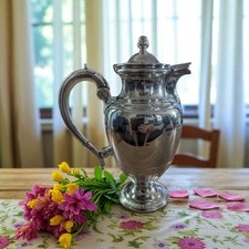 Élégante verseuse sur piédouche signée Gallia Maison Christofle 