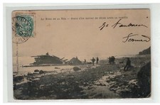 BATEAU EPAVE D UN BATEAU DE PECHE APRES LA TEMPETE AU BORD DE LA MER