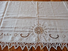 Linge ancien Dessus de meuble ou étagère en coton fin blanc et dentelle