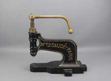 Ancienne presse œillets - à,