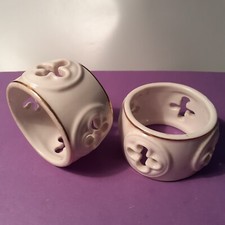 2 RONDS DE SERVIETTE style Médiéval Porcelaine émaillée filet or