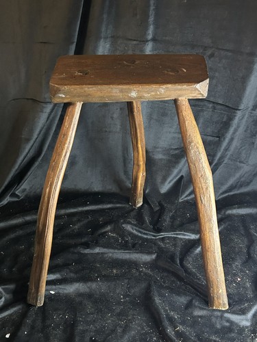 Tabouret brutaliste bois