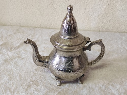 Ancienne théière type - ancienne,