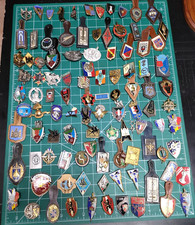 LOT DE 100 INSIGNES MILITAIRES TOUTES ARMES, LEGION ETRANGERE, PARACHUTISTES.(3)