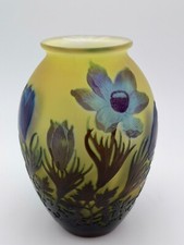 EMILE GALLÉ - VASE EN PÂTE DE VERRE JAUNE FLEURS DE CROCUS BLEUES ART NOUVEAU