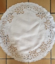 linge ancien : GRAND CENTRE DE TABLE ROND - ENTIEREMENT BRODE