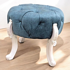2 poufs style Louis XV capitonnés bleu gris et blanc, en bois de hêtre.