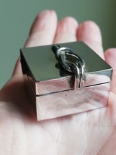 Boîte à pilule ancienne en