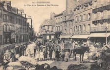 CPA 50 CHERBOURG / LA PLACE DE LA FONTAINE ET RUE CHRISTINE