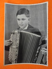 Photo Enfant Jeune Garçon jouant de l accordéon Amati IV Instrument musiqueO-214