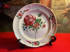 ANCIENNE ASSIETTE EN FAÏENCE DE L’EST PEINTE XVIII°/XIX° SIÈCLE DÉCOR À LA ROSE