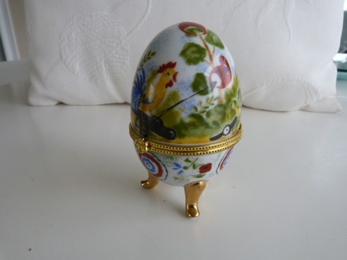 Oeuf porcelaine sur pieds - en,