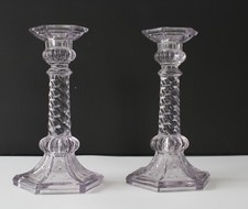 paire d'anciens bougeoirs en