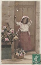 CP BONNE ANNEE PETITE FERMIERE AVEC PANIER ROSES FLEURS DEVANT PORTE - 21148