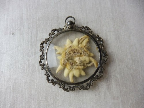 Ancien pendentif folklorique