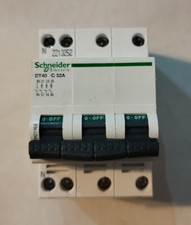Disjoncteur tétrapolaire DT40 C32A Schneider Electric Réf : A9N21068