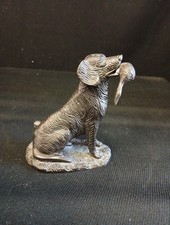 Statue de bronze d'un chien rapportant le gibier à son maître H 14cm L 11cm