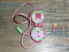 collier polly pocket in her