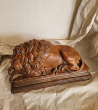 statue ancienne en terre  pleine  d un lion couché dormant