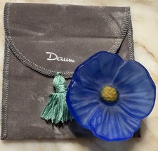 DAUM. Belle Fleur de cactus bleue par Hilton Mc Connico avec pochette Daum.