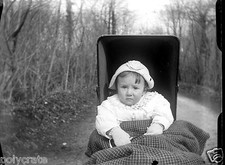 Enfant bébé dans son landau - ancien négatif verre photo - an. 1910 1920