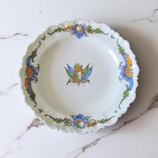 Moustiers. Assiette en faïence décor polychrome aux drapeaux, XVIIIe siècle