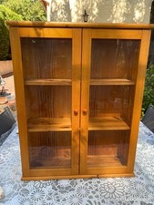 vitrinnes murales en pin. Hauteur 63 cm largeur 49 cm et profondeur 15 cm.