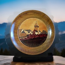 Assiette décorative en marqueterie – Village alsacien par Joseph Aufderbruck