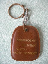 PORTE CLEF : VIN DE BOURGOGNE NUIT SAINT GEORGES P. OLIVIER + BLASON