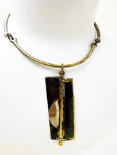 BRUTALISTE COLLIER RAS DU COU