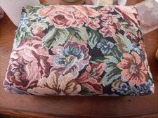 repose-pied en bois et tissu
