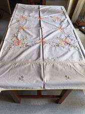 Nappe blanche à motif FLORAL