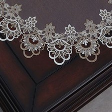 Chemin de table brodé gaze