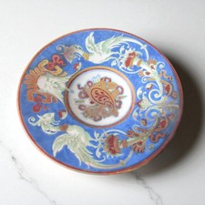 Blois. E Balon. Plat en faïence à reflets métalliques décor de trophées, XXe