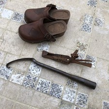 Anciens outils de sabotier  vieux métiers collection Avec une paire de sabots￼